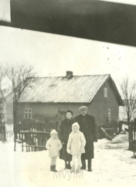 KKE 4143-150.jpg - Bolesław Szczuka z żoną Bronisławą i córkami przed domem w Bartągu.